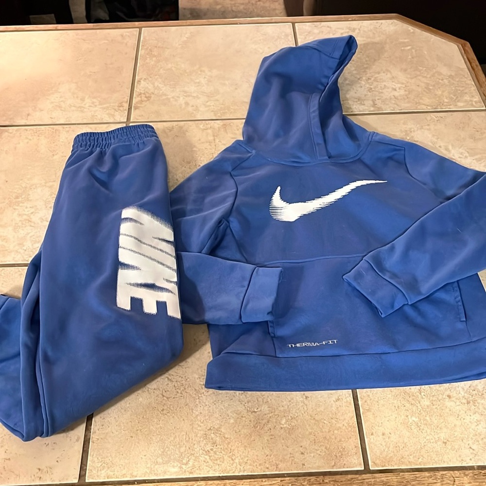 EUC Boys Nike jogger set